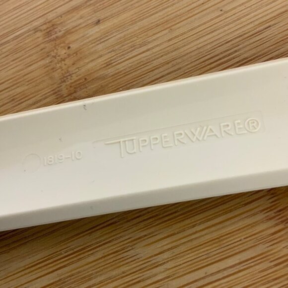 Vintage Tupperware Ivory Plastic Cake Server With Serrated Edge 1819-10 - Picture 3 of 3